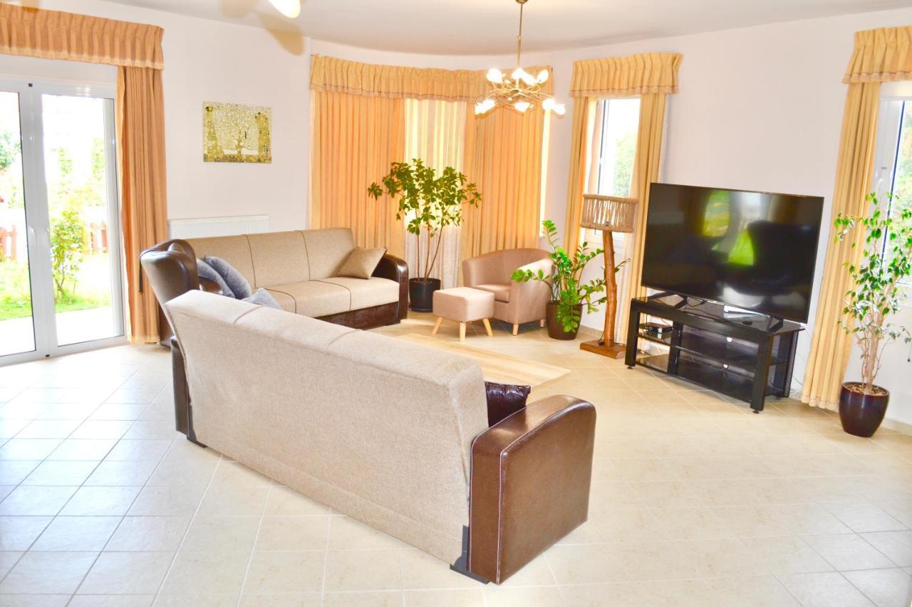 Giorgos Large Size Apartments -Family Friendly With Free Parking And Yard Views Ираклион Экстерьер фото